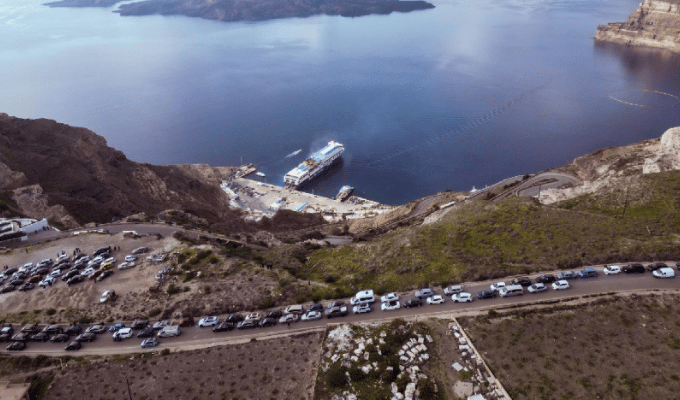 Turistas y residentes huyen de Santorini tras fuertes sismos