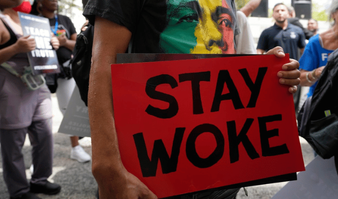 ¿Qué significa ‘woke’ y por qué genera tanta controversia?