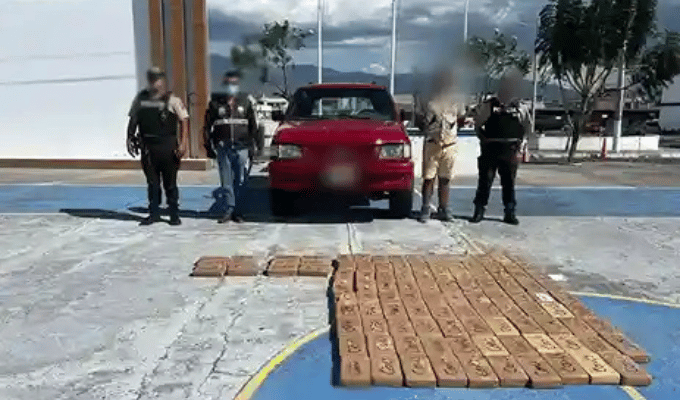 Policía interceptó vehículo con 110 paquetes de droga en Penipe