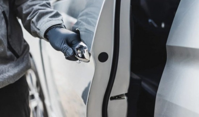 Un carro es desbalijado en las afueras del Municipio de Ambato