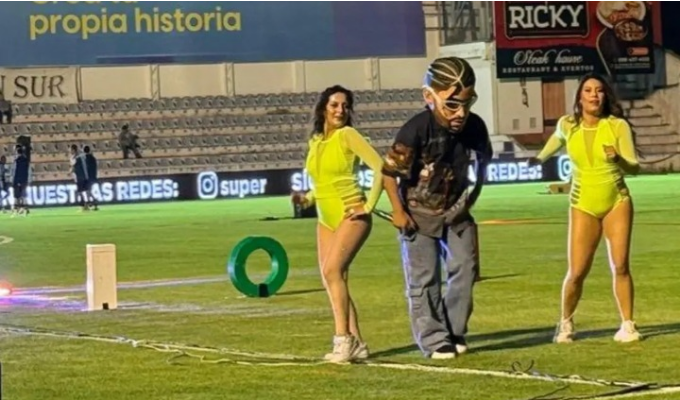 Bad Bunny ‘gigante’ se robó el show en la Noche Ambateña.