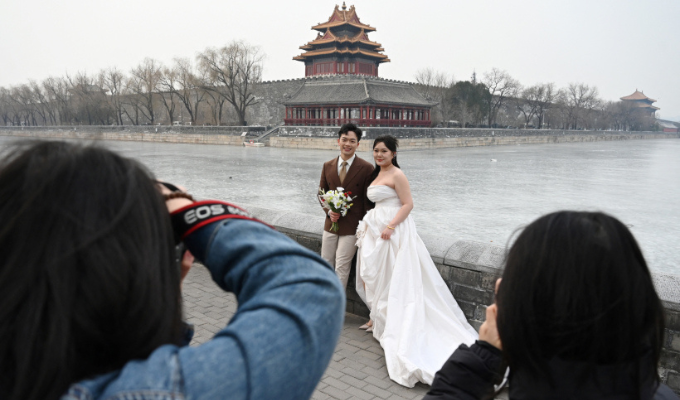 China paga en efectivo a parejas que se casan