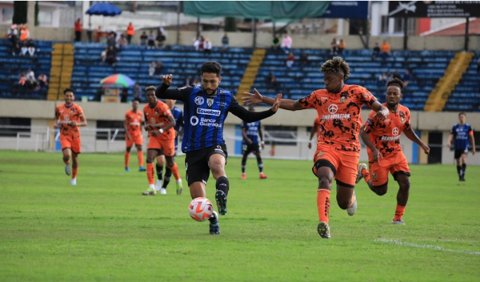 Libertad sorprendió y venció 2-0 a IDV en Loja.