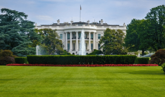 Casa Blanca excluye a periodista de AP por no seguir orden