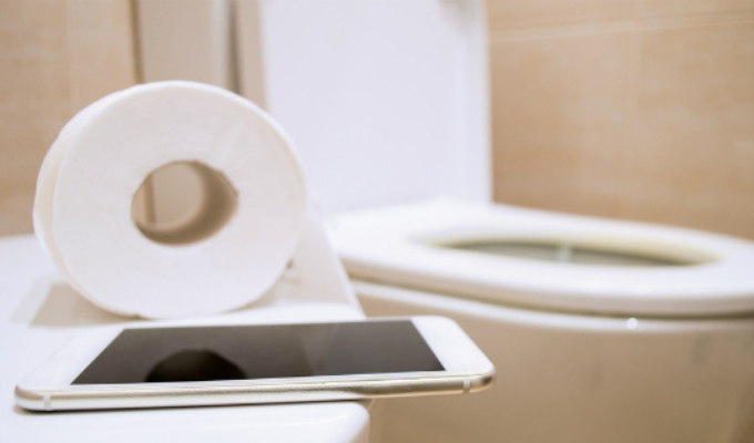 El inodoro puede ser más limpio que tu celular ¡Alerta de higiene!