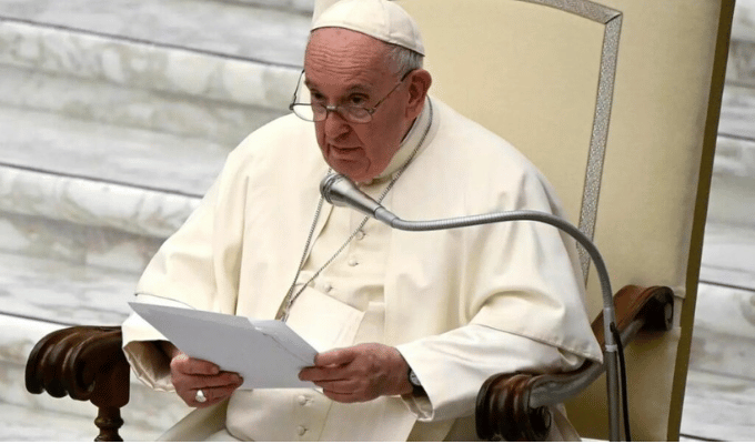 El Vaticano confirmó que el papa Francisco sigue bajo tratamiento