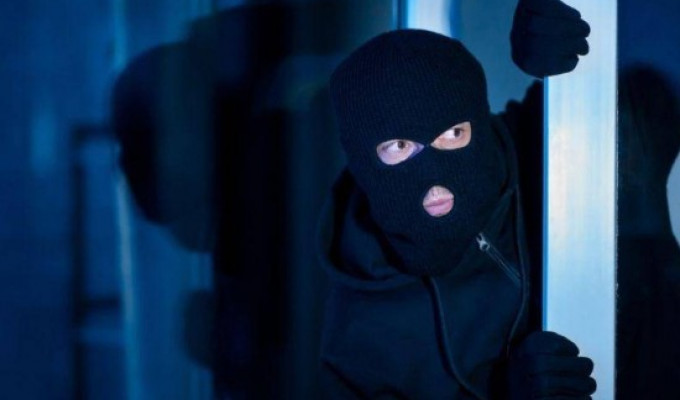 Delincuentes roban un local de computadoras en Ambato