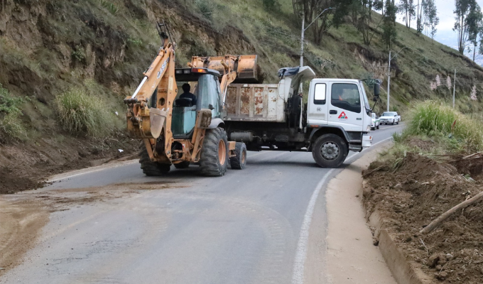 Retiran escombros y habilitan la vía Pinllo-Quisapincha tras derrumbes
