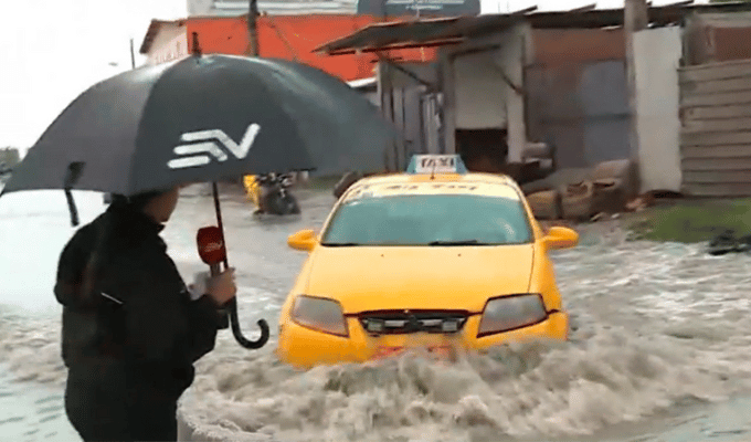 Periodista se salvó de ser arrollada por un taxista en Durán