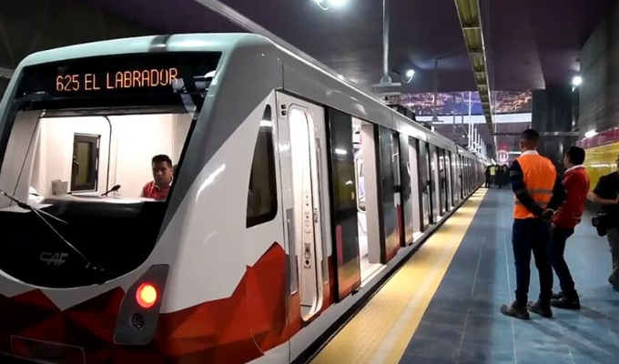 Se lanzó a los rieles del Metro de Quito… por su cédula