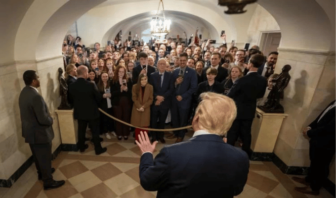 Trump apareció de sorpresa en la Casa Blanca ante turistas