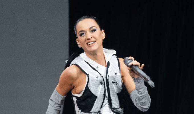 Katy Perry viajará al espacio con una tripulación solo de mujeres