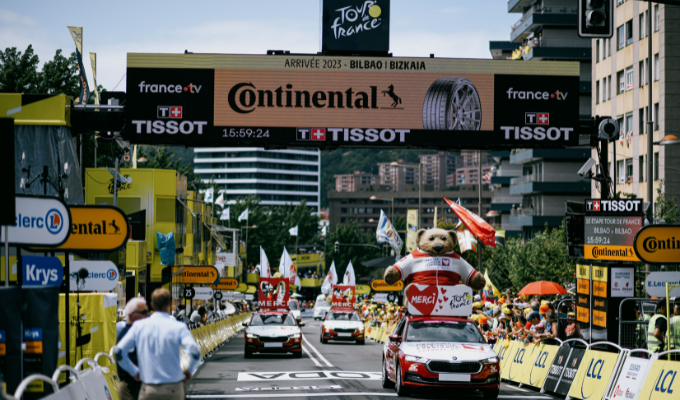 Continental, Líder en Seguridad, Equipa Vehículos del Tour de Francia
