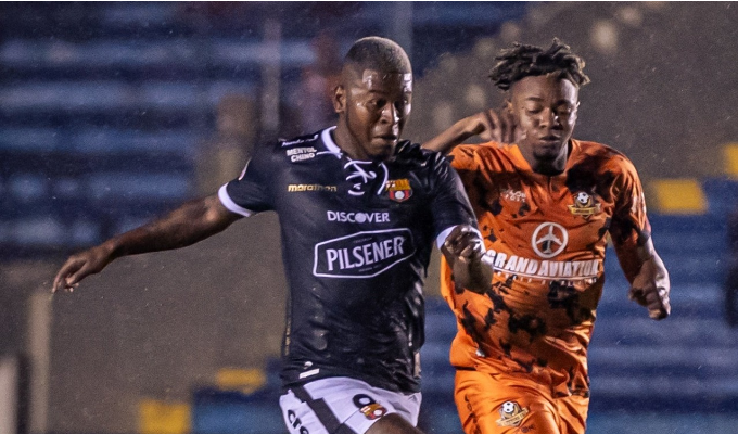 Barcelona SC humilló 4-1 a Libertad y sigue como líder.