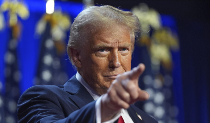 Trump impone aranceles del 25 % a México y Canadá.