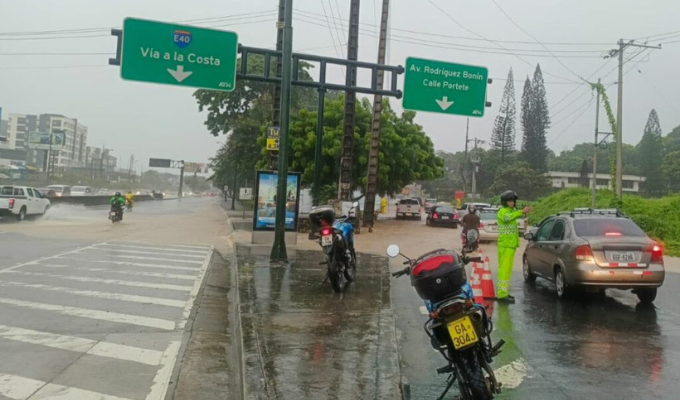 ¡Guayaquil bajo el agua! Lluvias causan caos en la ciudad