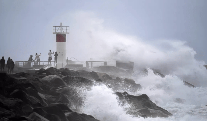 Fuertes vientos y lluvias amenazan la costa de Queensland