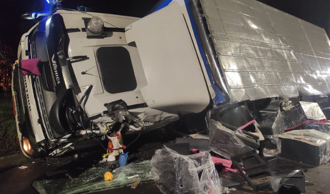 Choque de camiones en Colta deja un desastre en la vía