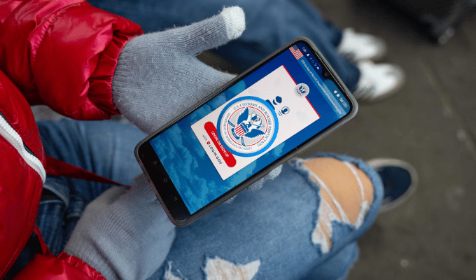 Trump lanza app para que inmigrantes se autodeporten