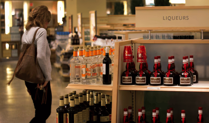 Canadá sacó de sus tiendas el alcohol de EE.UU. por aranceles