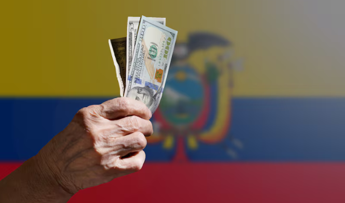 Noboa y el dólar: ¿Qué pasa con su decreto?