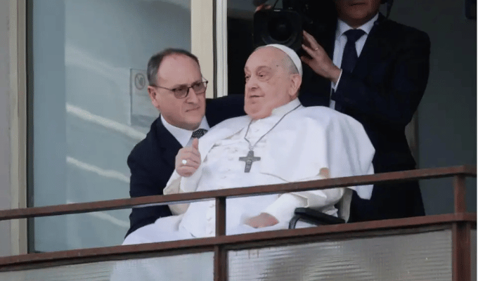 El Papa Francisco dejó el hospital tras delicada neumonía