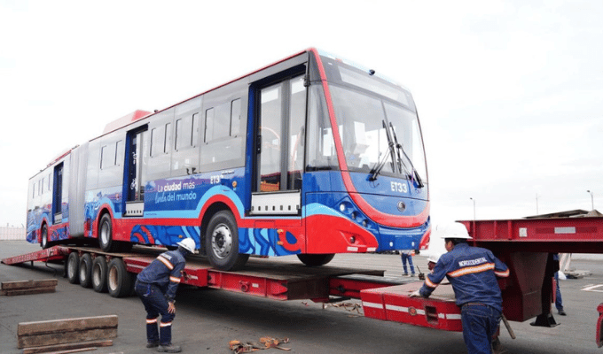 Pabel Muñoz amenaza con liberar trolebuses retenidos por Aduana