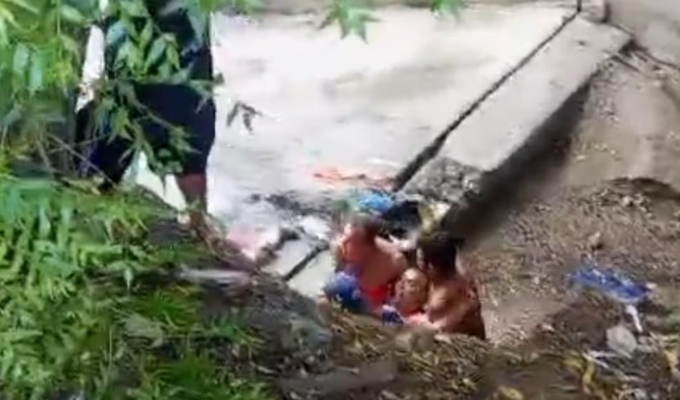 Hombre se lanza a un barranco para huir de sicario y él lo sigue