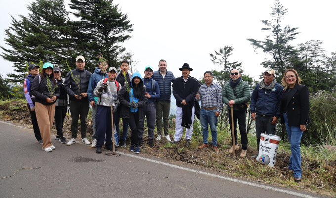 ¡Reforestan con miles de plantas nativas en gran minga ambiental!