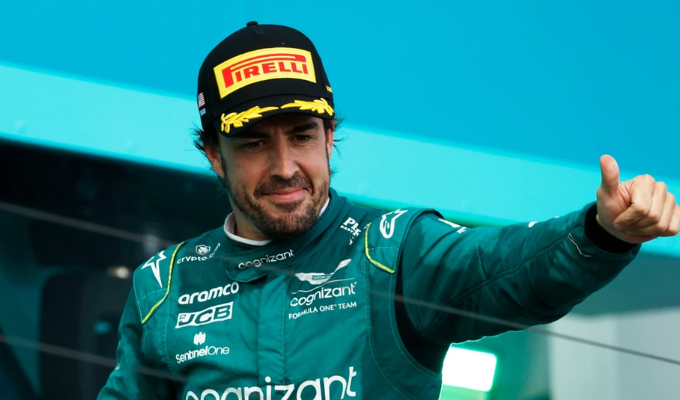 Fernando Alonso rompe protocolo de F1 al responder en español