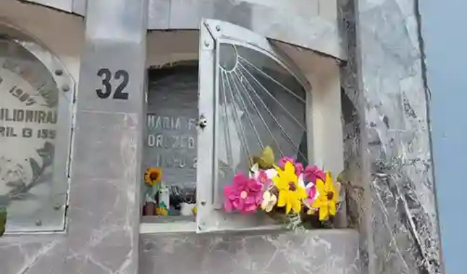 Delincuentes roban adornos de tumbas en el Cementerio de Riobamba