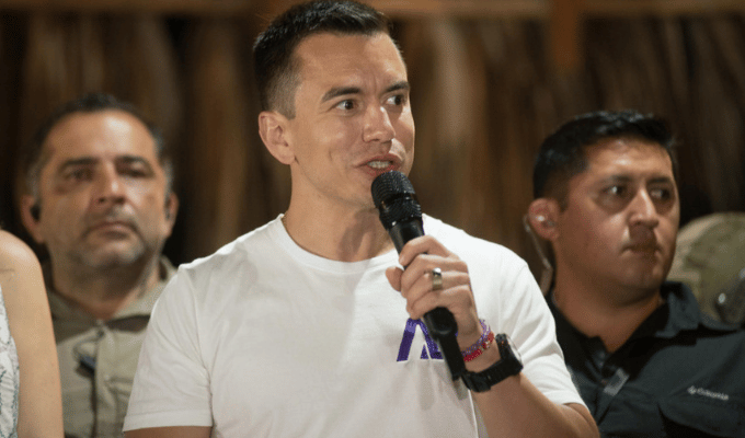 Noboa sigue campaña sin pedir licencia, alegando "imposibilidad"