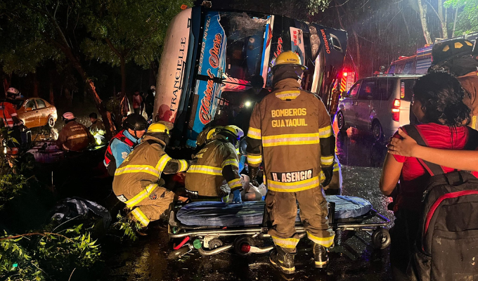 Accidente de bus vía a la Costa de deja 7 muertos y 11 heridos