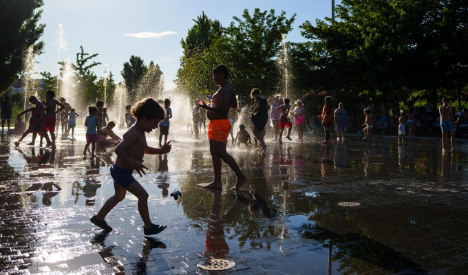 "¡Calor infernal! Cerbero cierra la Acrópolis de Atenas"