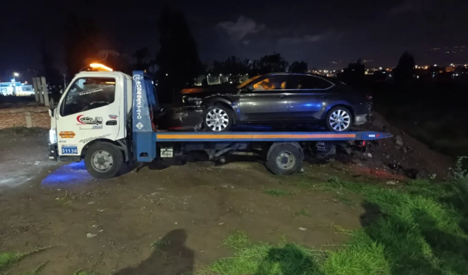 ¡Volcamiento en Guano deja 3 heridos y un auto destrozado!