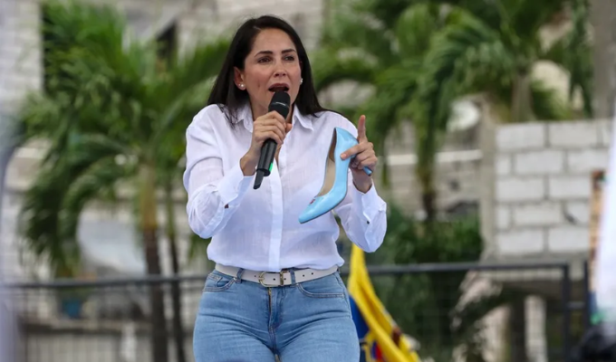 Luisa vuelve a Quito y promete créditos baratos para emprendedores