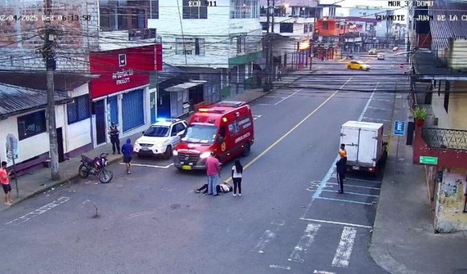¡Fuerte choque entre carro y moto en la mañana!