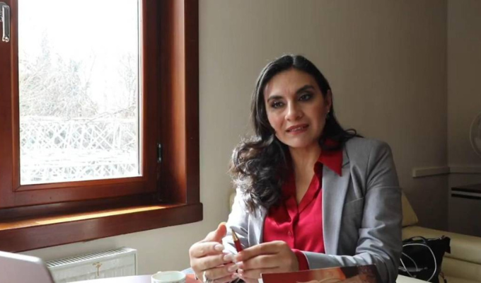 ¡Verónica Abad no se rinde! Dice que sigue siendo Vicepresidenta