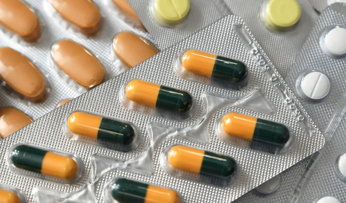 Clausuran dos locales en Guayaquil con medicinas robadas y falsas