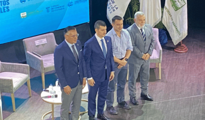 Noboa propone quitar aranceles a carros de EE.UU