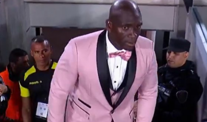 Segundo Castillo destaca con atrevido look rosa en Copa Libertadores.