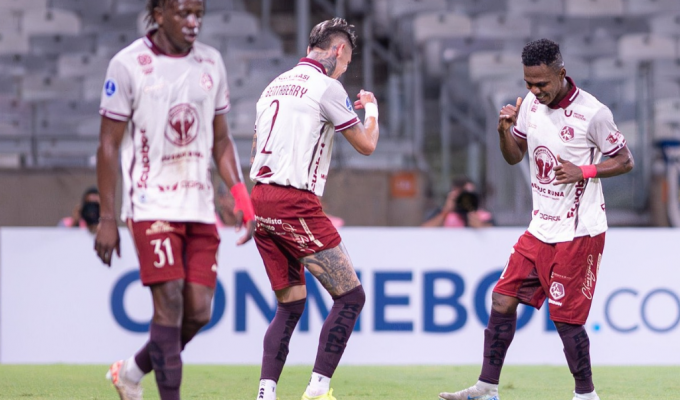 Mushuc Runa sorprende y derrota 2-1 a Cruzeiro en Brasil.