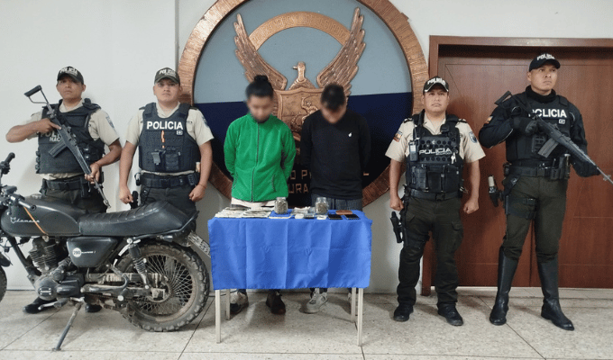 Los agarraron con moto, celulares y una funda con “hierba”