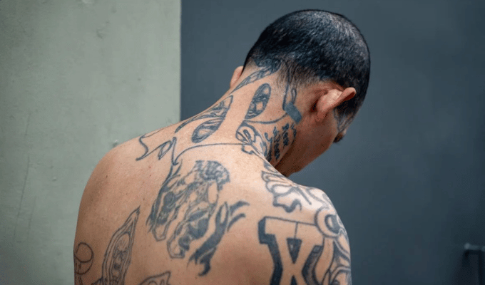 Un tatuaje errado podría llevarte a la cárcel en El Salvador