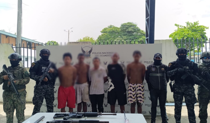 Operativo en Esmeraldas: Cinco Detenidos con Armas y Explosivos