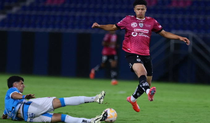 Independiente del Valle sigue líder tras vencer 2-0 a Manta FC.