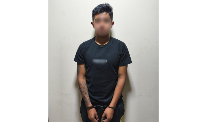 ¡Con pistola al cinto! Caen a joven armado en pleno Ambato Sur