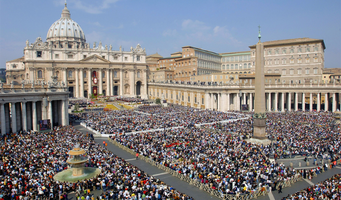 ¡Multitud en San Pedro para despedir al papa Francisco!