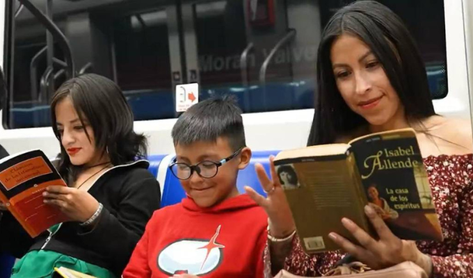 ¡Regalan libros en el Metro de Quito y nadie se lo quiere perder!