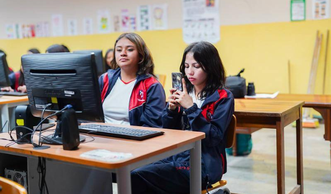 ¡Celulares con reglas claras en las aulas de Ecuador!